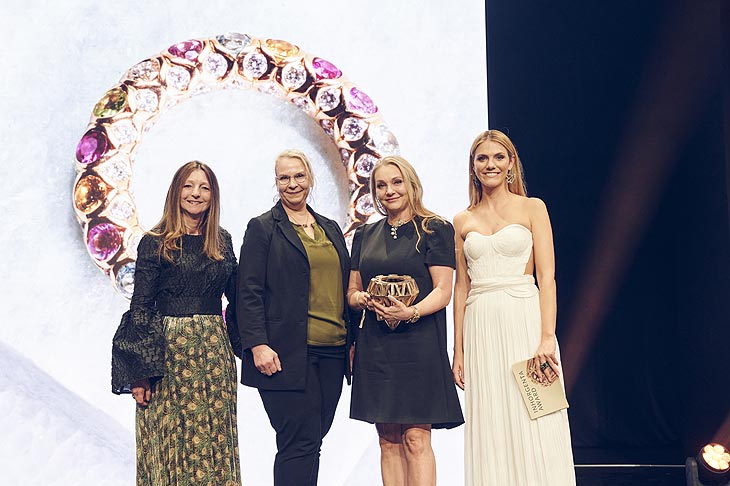Gewinner Inhorgenta Award 2022 "Designer of the Year" Breuning  auf der Bühne der BMW Welt am 9.4.2022 mit Moderatorin Vivianne Geppert (re.) (©Foto:  2022, Messe München GmbH)